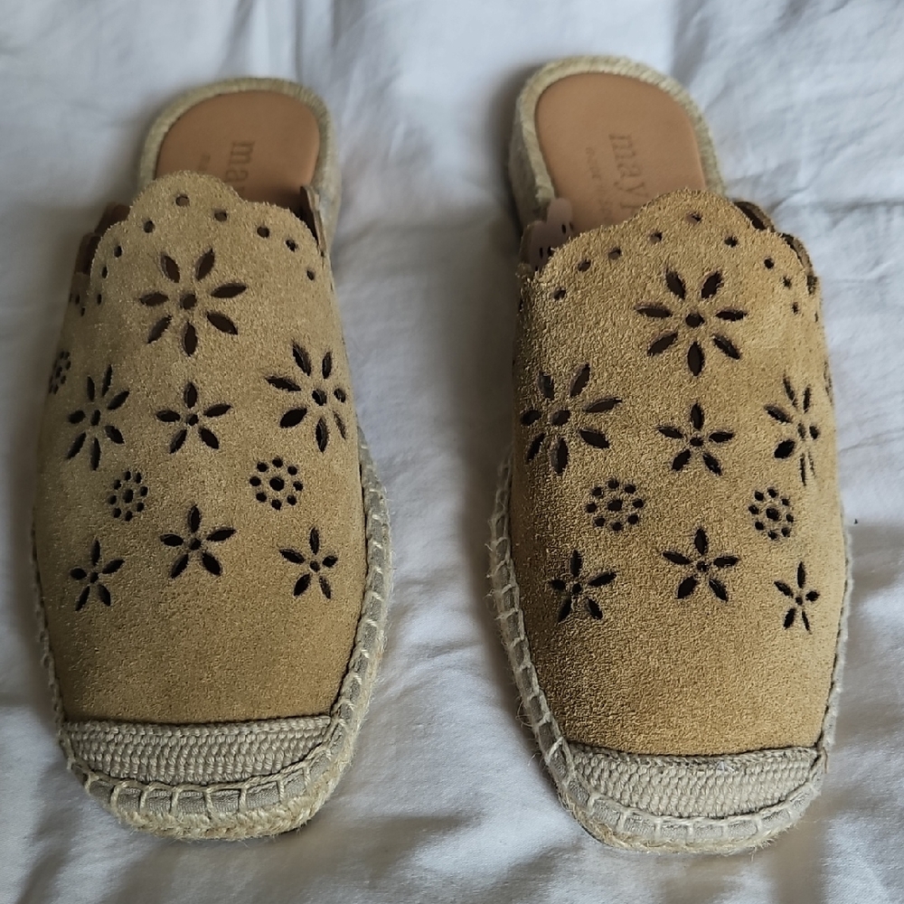 Matisse Tan Mule Espadrille Flat Clogs with Floral Cut-Outs.  Maypole Size 39